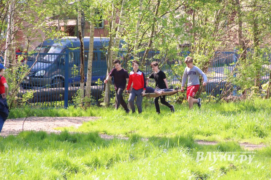 В Великих Луках в 10 лицее «освободили» заложников (ФОТО)