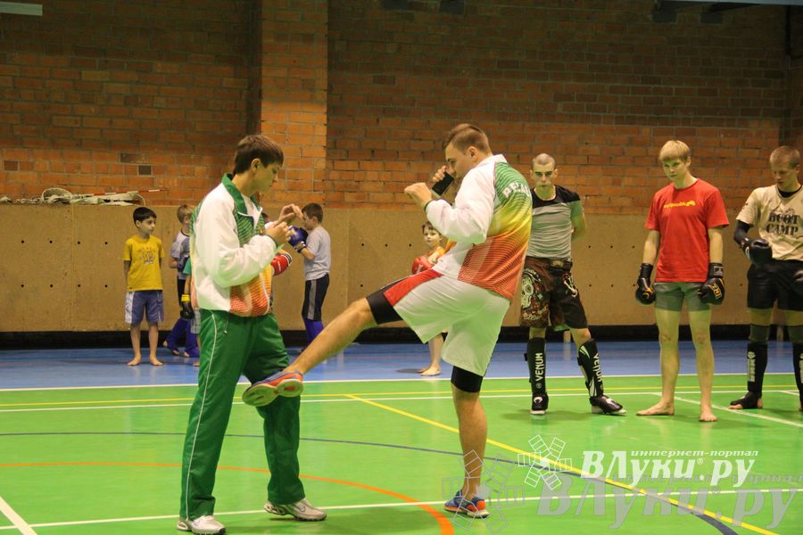 В Великих Луках прошел мастер-класс по кикбоксингу (фото)