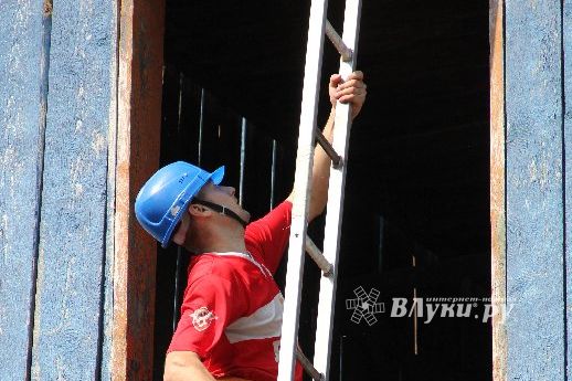 В Великих Луках прошли соревнования среди пожарных