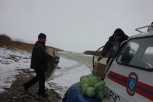 Спасатели осуществляют доставку продуктов на острова Псковского озера (фОТО)