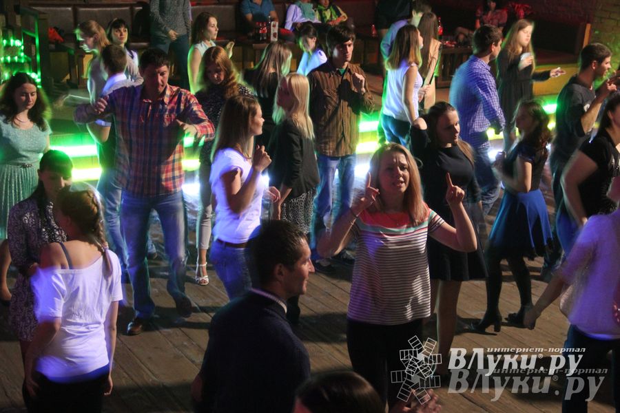 Радиостанции «Авторадио Великие Луки» и «Европа Плюс Великие Луки» отметили свой профессиональный праздник (фото)