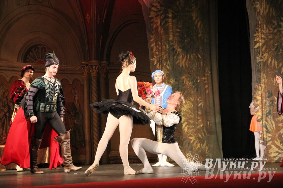 Московский театр «Корона Русского Балета» представил великолучанам балет «Лебединое озеро»