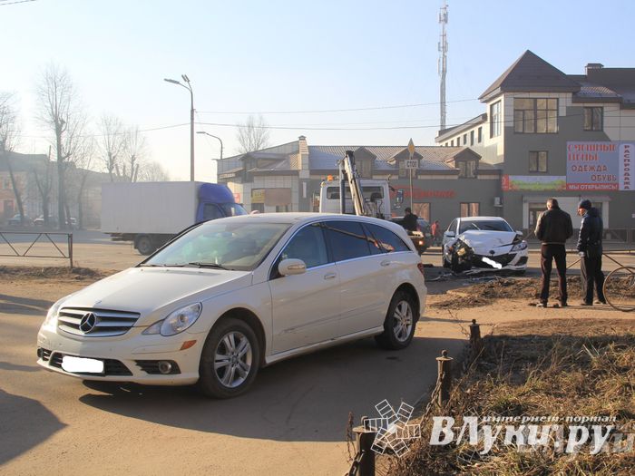 В Великих Луках столкнулись Мерседес и Мазда (фото)