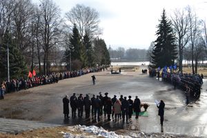 День защитника отечества в Великих Луках отметили памятным митингом и салютом