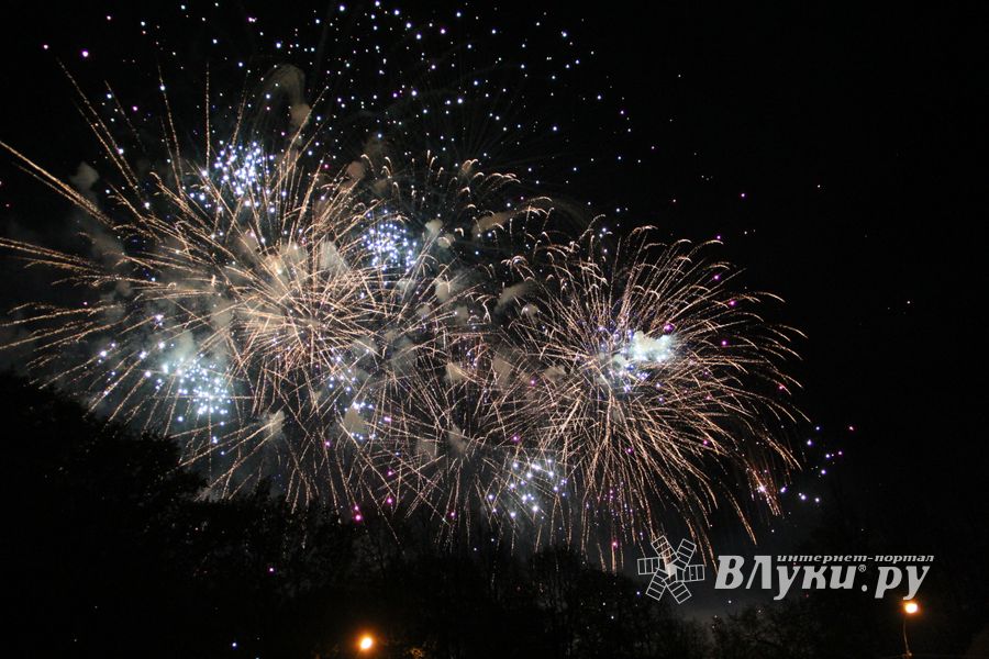 Салют в Великих Луках (ФОТО)