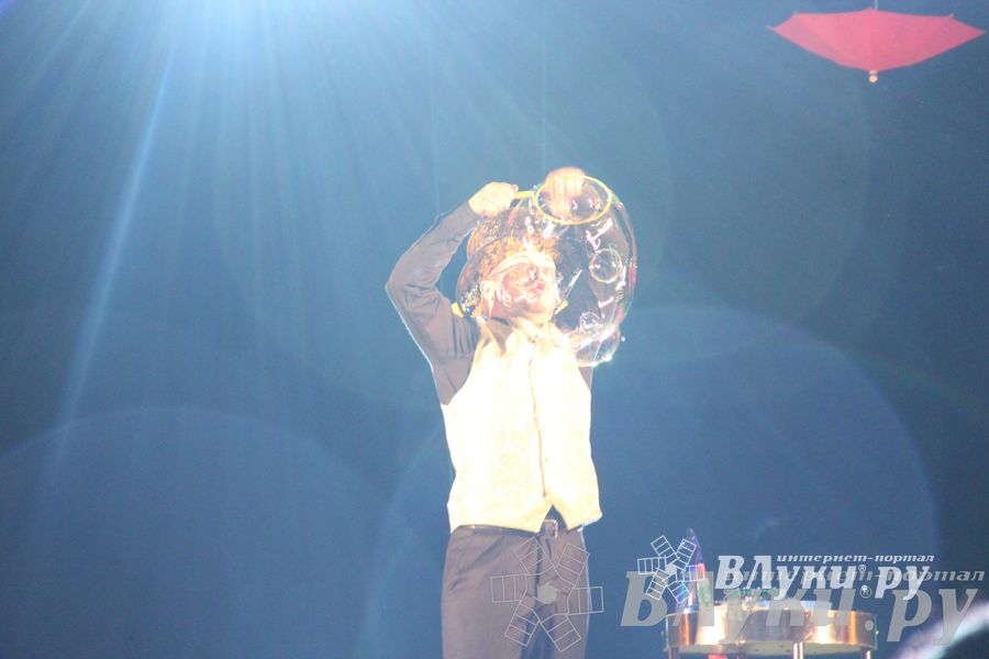 Шоу магических зонтиков и мыльных пузырей увидели юные великолучане