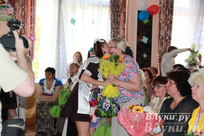 В Великих Луках прозвенели «Последние звонки»