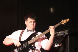 В Великих Луках прошел фестиваль живой музыки «Ставим на аватарках небо» (фото)