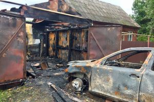 В Великих Луках горел гараж