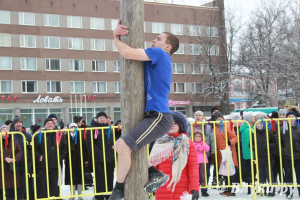 В Великих Луках прошел праздник Масленицы (ФОТО)