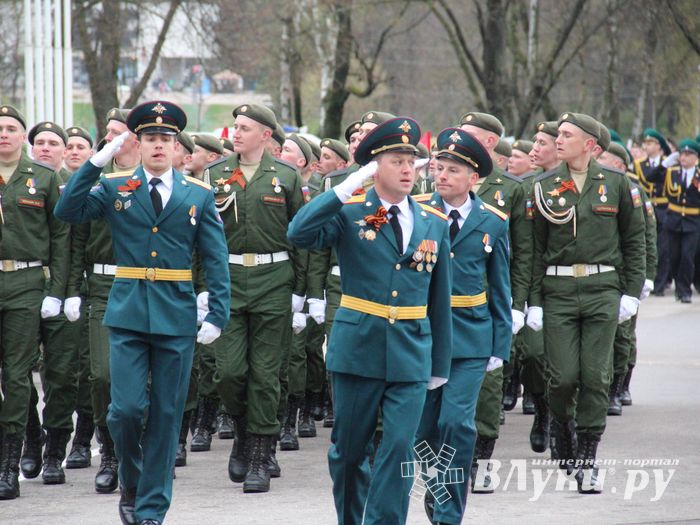 В Великих Луках прошел Парад Победы (ФОТО)