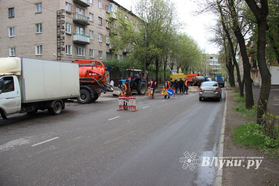 На Ставского устраняют прорыв в водопроводе (ФОТО)