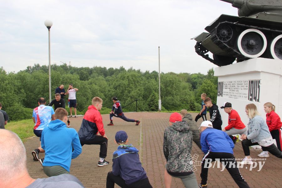 Великолучане провели зарядку с чемпионом (ФОТО)