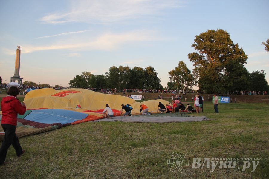 В Великих Луках открылась Международная юбилейная встреча воздухоплавателей (фото)