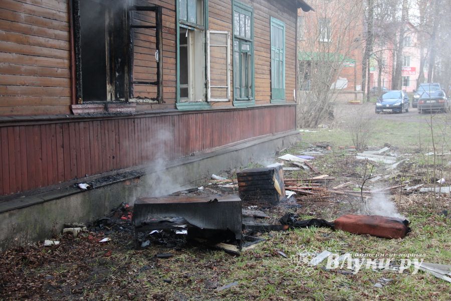 В Великих Луках на проспекте Гагарина горел барак (ФОТО)