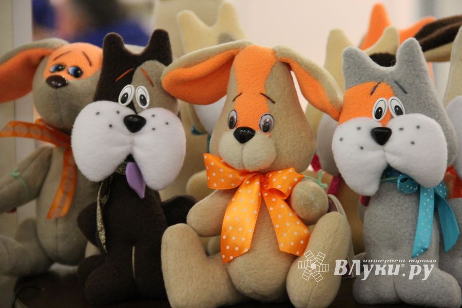 В Великих Луках открылась 8-ая Великолукская универсальная выставка (ФОТО)