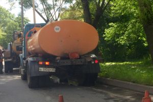 На пр-те Гагарина чистят ливнёвки (ФОТО)