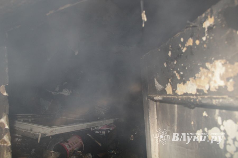 Фоторепортаж: пожар на Зверева в Великих Луках (ФОТО 18+)