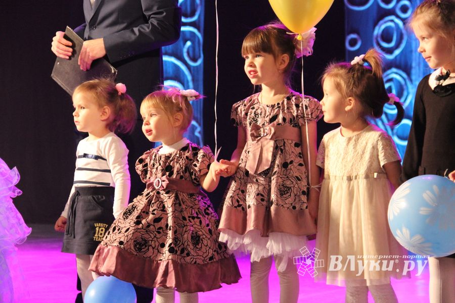 Юные артисты ГДК им. Ленина поздравили мам с праздником (ФОТО)