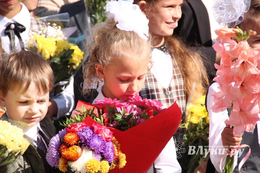 Самую многочисленную школу Великих Лук пополнили 116 первоклассников (ФОТО)