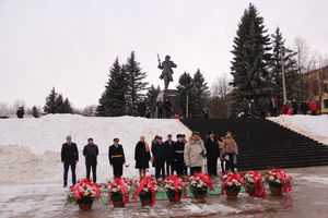 У Вечного огня в Великих Луках прошёл торжественный митинг (фото)