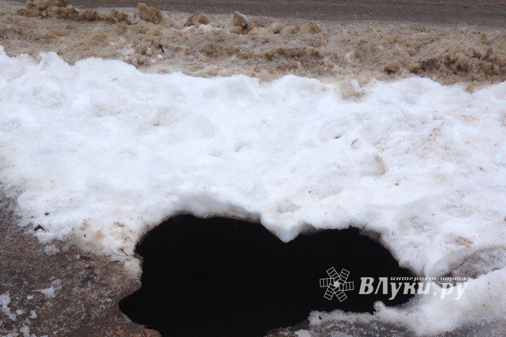 Фотофакт: провал асфальта на Гоголя в Великих Луках