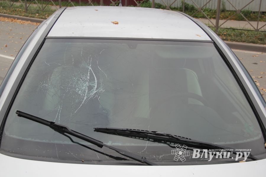 В Великих Луках неизвестный водитель, попав в ДТП, бросил автомобиль и скрылся (ФОТО)