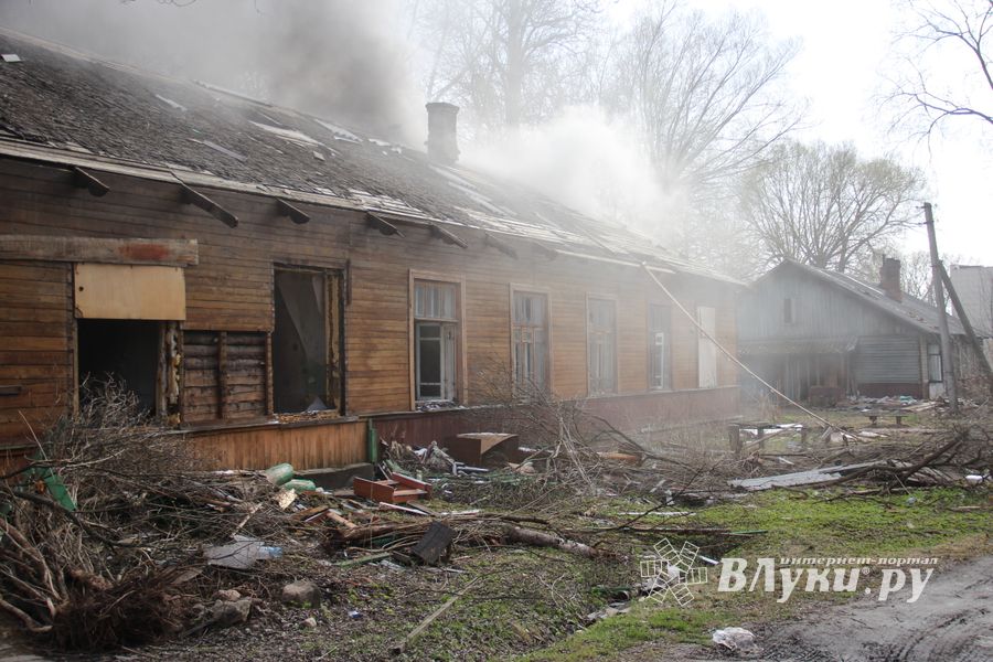 В Великих Луках на проспекте Гагарина горел барак (ФОТО)
