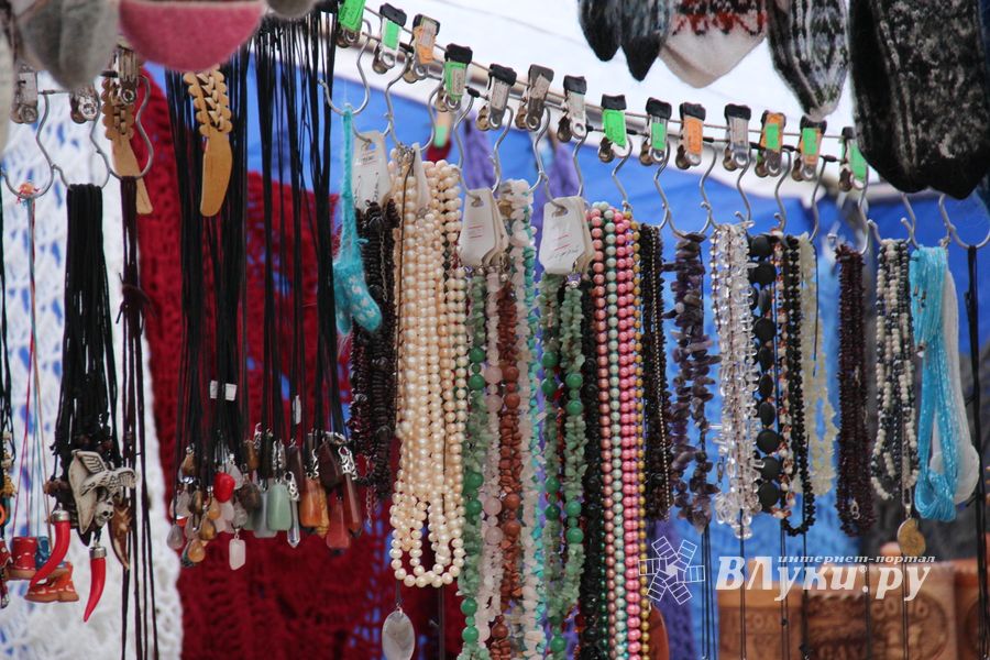 В Великих Луках открылась 8-ая Великолукская универсальная выставка (ФОТО)