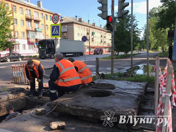 На Первомайской в Великих Луках ведутся ремонтные работы (ФОТО)