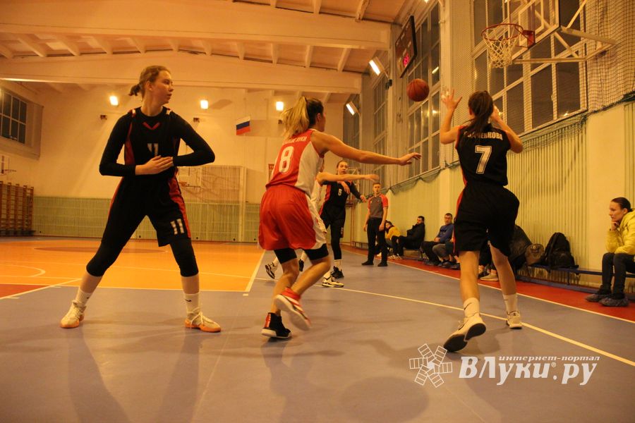 Великолукские баскетболистки борются за Кубок города (ФОТО)