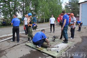 В Великих Луках прошли соревнования среди пожарных