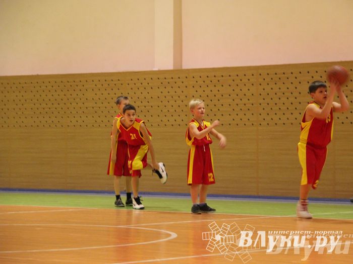 Интересный баскетбольный матч прошел в Великих Луках (фото)