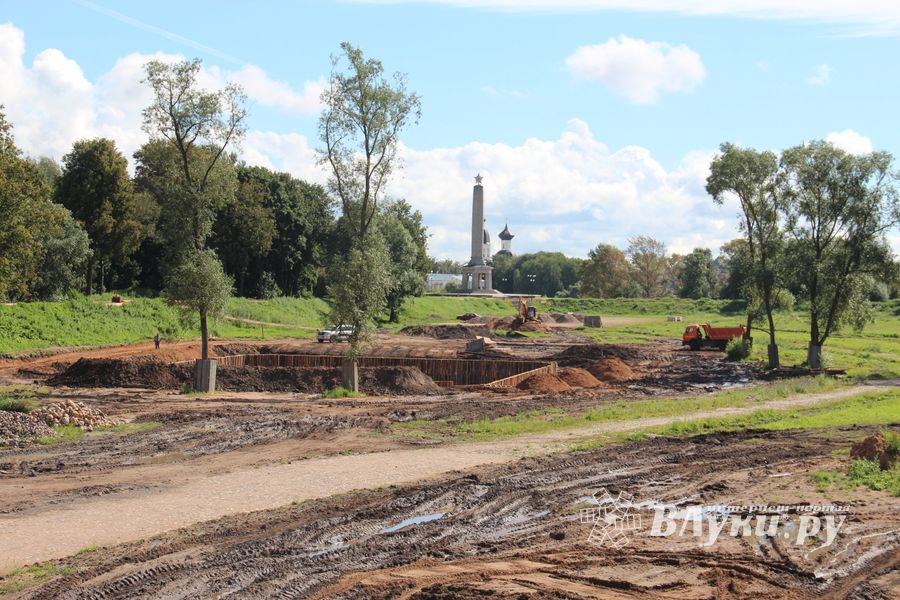 Совсем скоро великолучане смогут гулять по деревянным дорожкам Крепости (ФОТО)