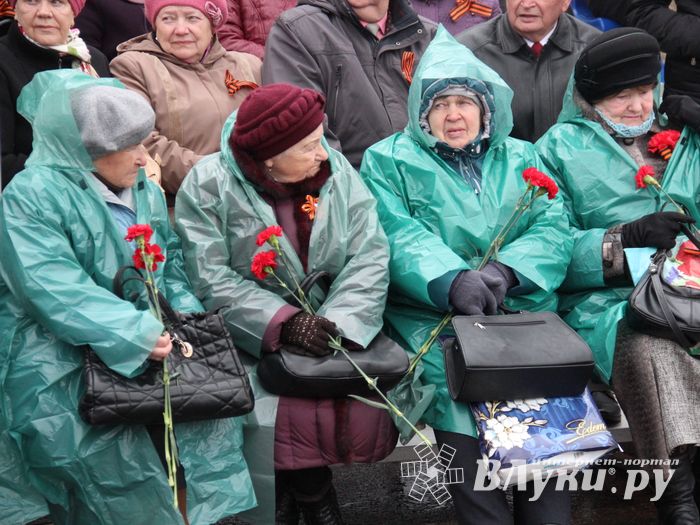 В Великих Луках прошел Парад Победы (ФОТО)