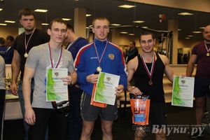 В Великих Луках состоялись Первенство города по жиму штанги и Первый Кубок города по армлифтингу (фото)