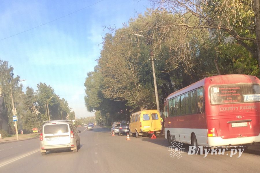 ФОТОФАКТ: На проспекте Ленина столкнулись маршрутка и легковой автомобиль