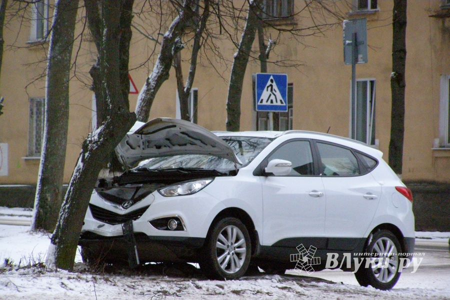 Снег стал причиной нескольких аварий в Великих Луках (ФОТО)