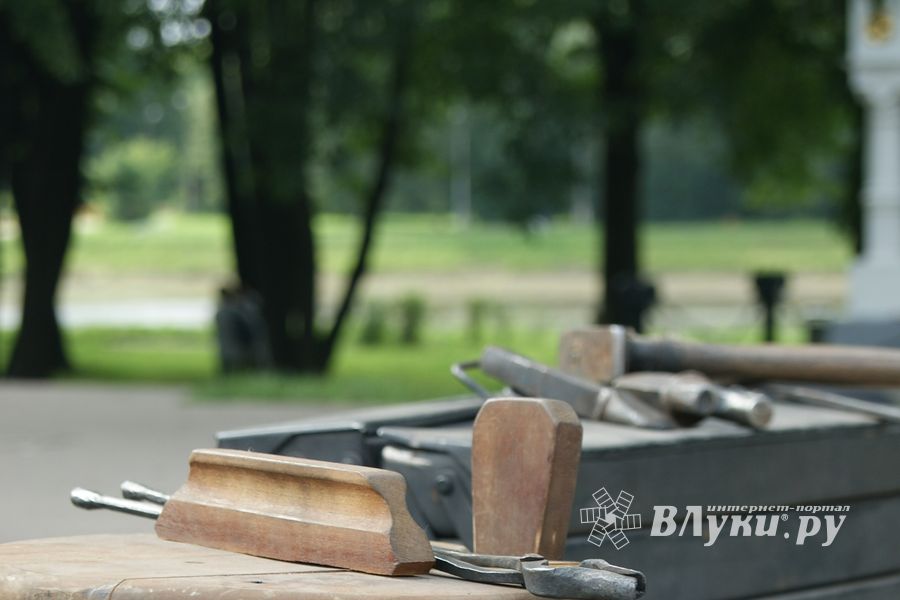 Псковский кузнечный двор на празднике Дня флага РФ в Великих Луках