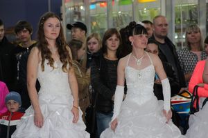 В Великих Луках бегали невесты (ФОТО)