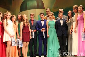 Вручение медалей выпускникам