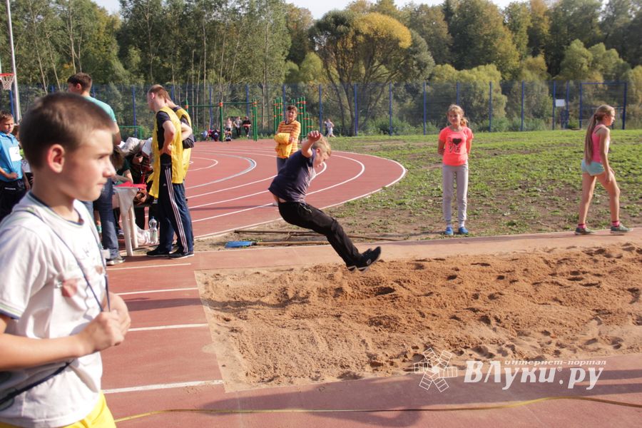 В Великих Луках состоялись соревнования «Шиповка юных» (фото)