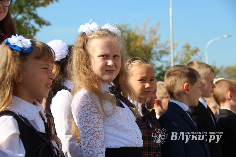 В Великих Луках торжественно встретили День знаний (ФОТО)