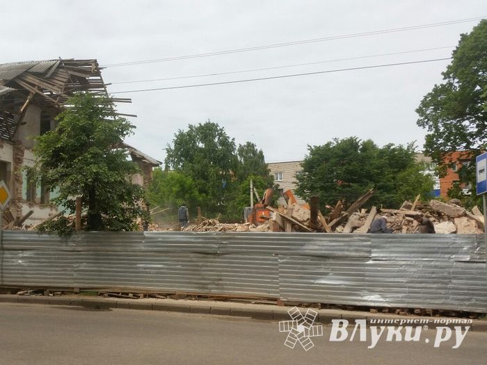 На ул. Ставского сносят очередной ветхий дом (ФОТО)