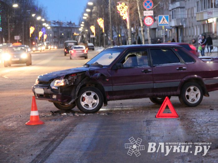 В Великих Луках столкнулись Ауди и ВАЗ (ФОТО)