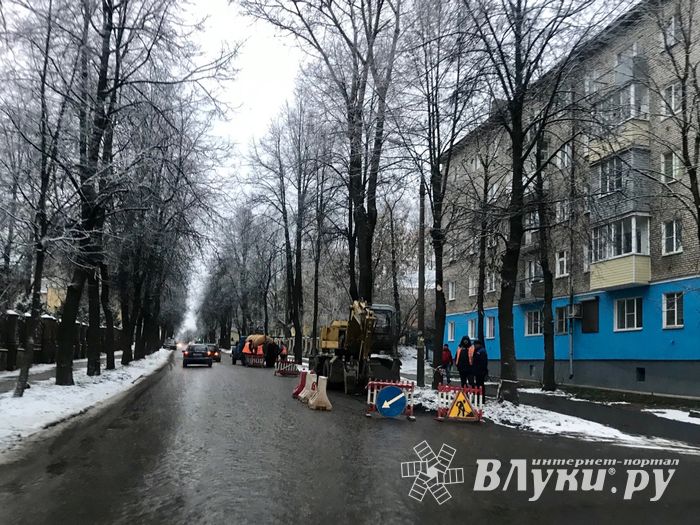 На улице Некрасова идет ликвидация прорыва водопровода