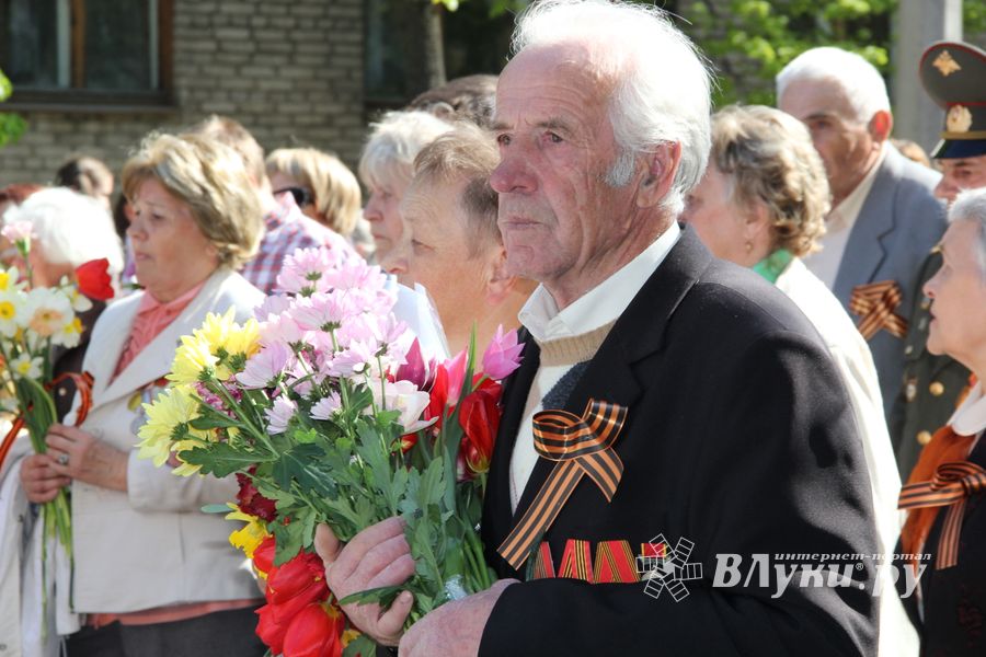 9 мая в Великих Луках. Шествие и салют