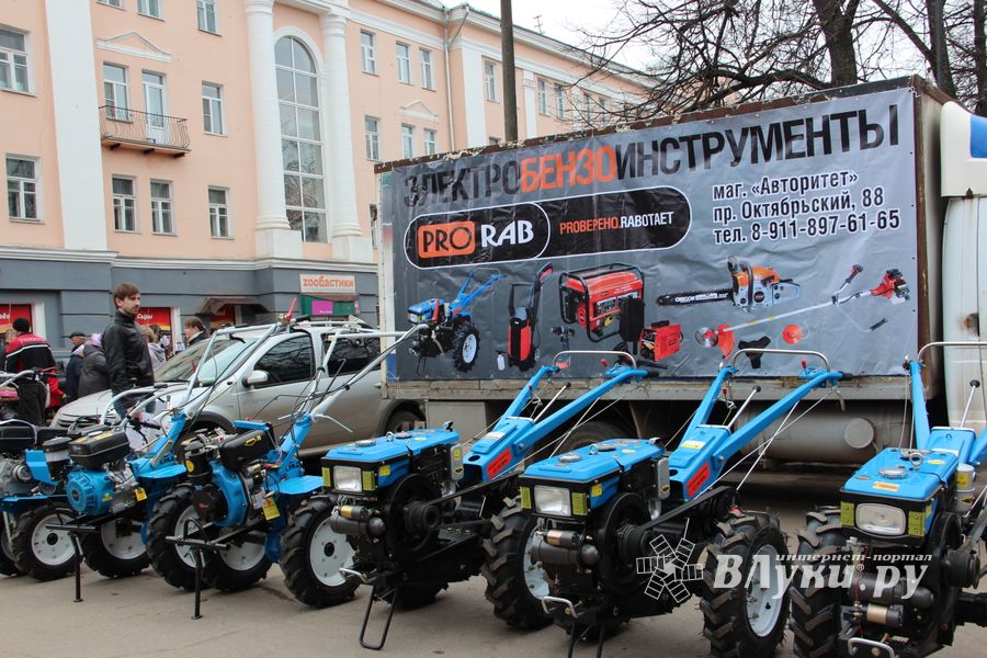 В Великих Луках проходит Весенняя ярмарка