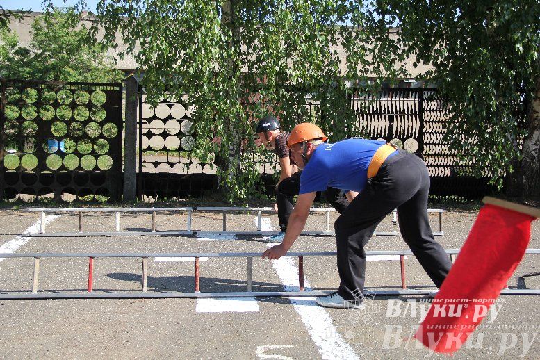 В Великих Луках прошли соревнования среди пожарных