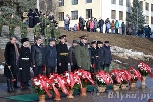День защитника отечества в Великих Луках отметили памятным митингом и салютом